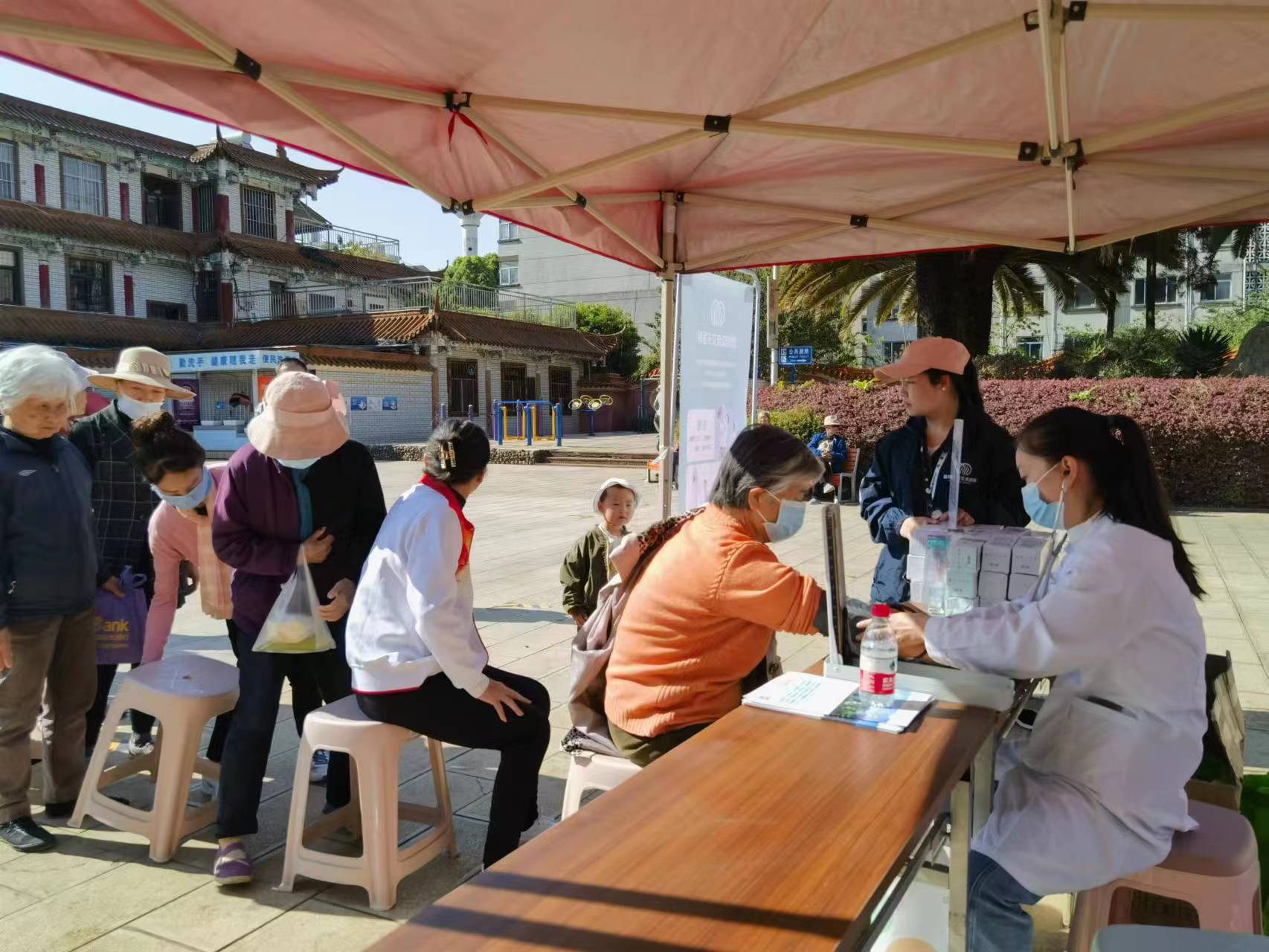 义诊助民|我院开展昆船社区义诊便民活动